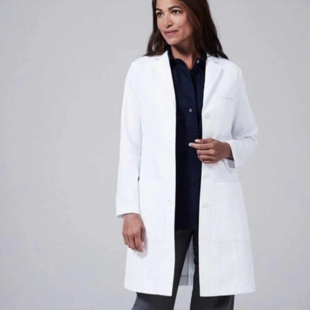 MEDELITA PLUS SIZE Estie Classic Fit White Lab Coat